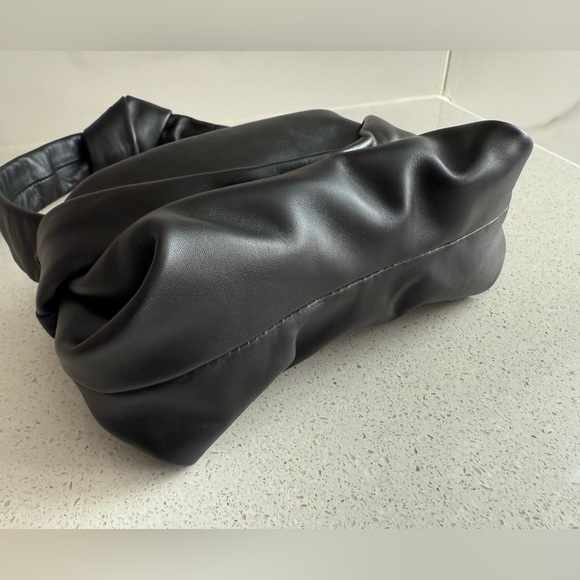 STAUD Kiss gathered leather shoulder bag - Picture 5 of 8